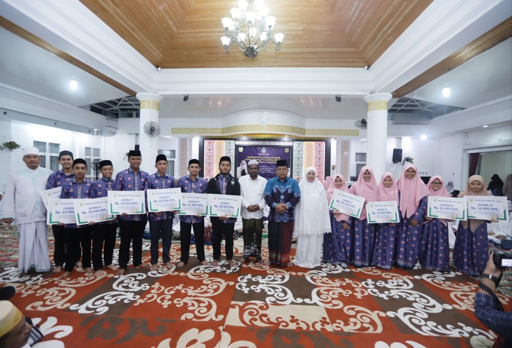 Walikota Banda Aceh menyerahkan bonus kepada juara MTQ