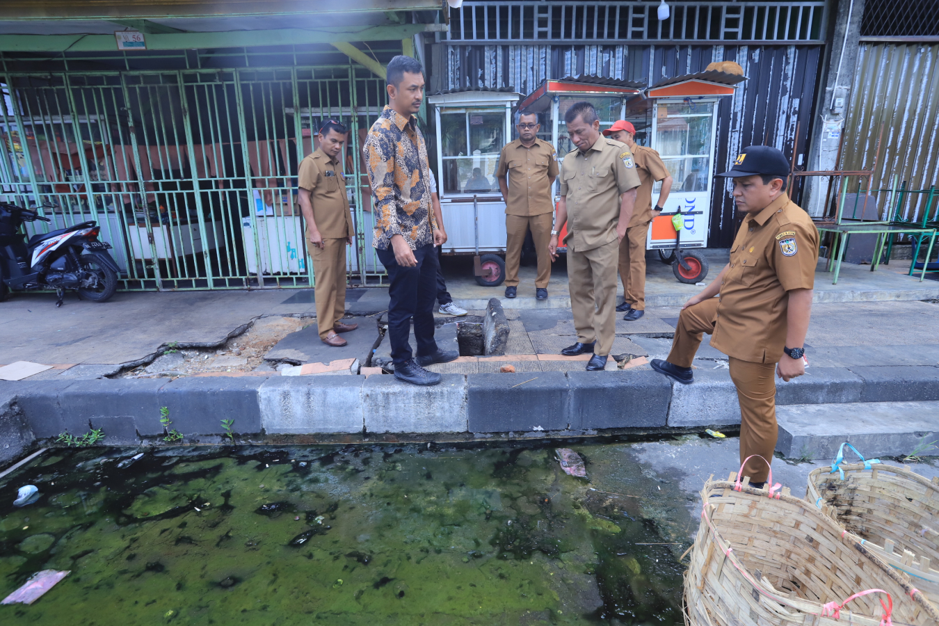 Respon laporan warganet, Arief Khalifah tinjau saluran tersumbat di Peunayong